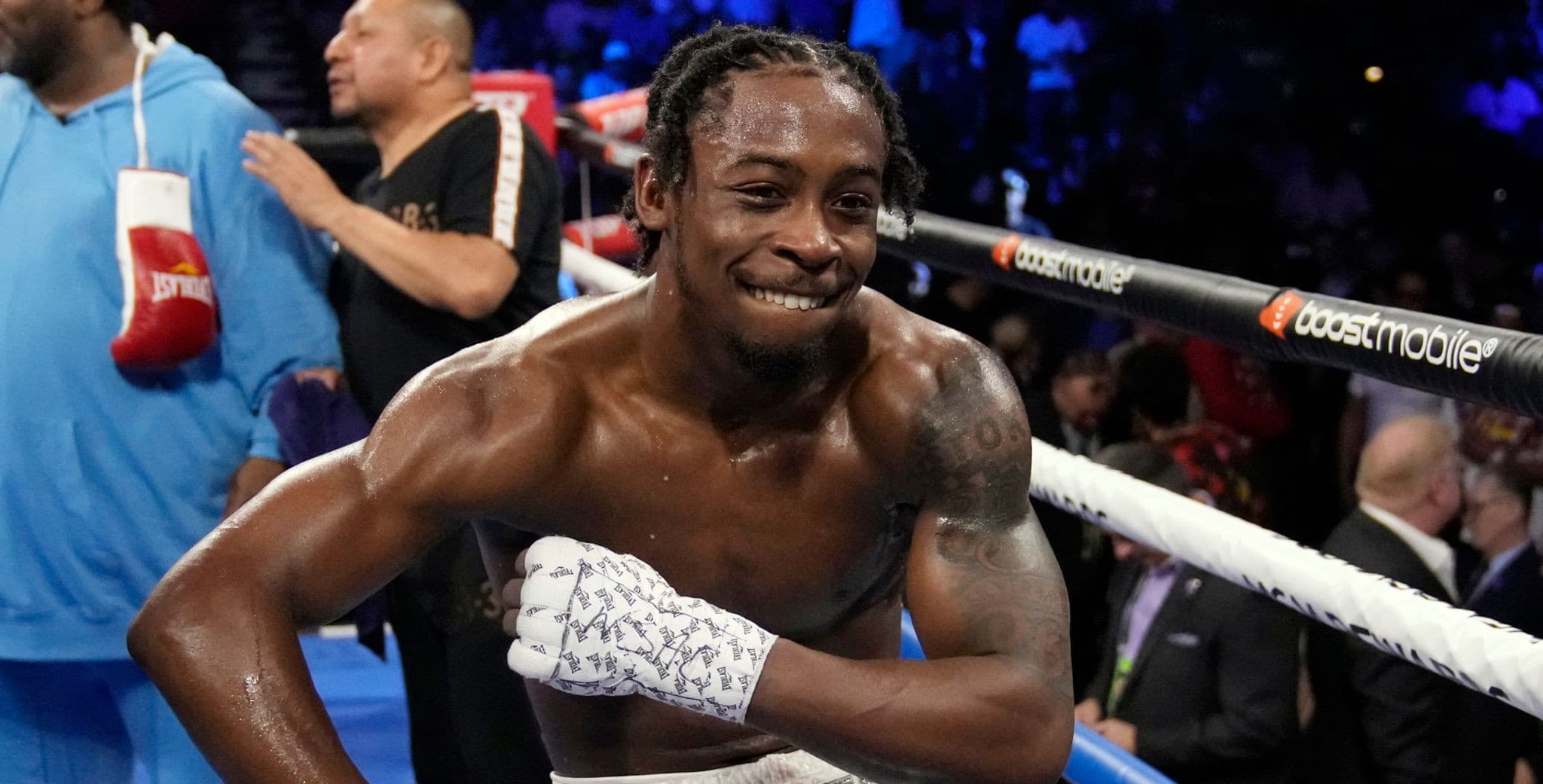 Keyshawn Davis Splits From Top Rank, Hitchins Fight Dead